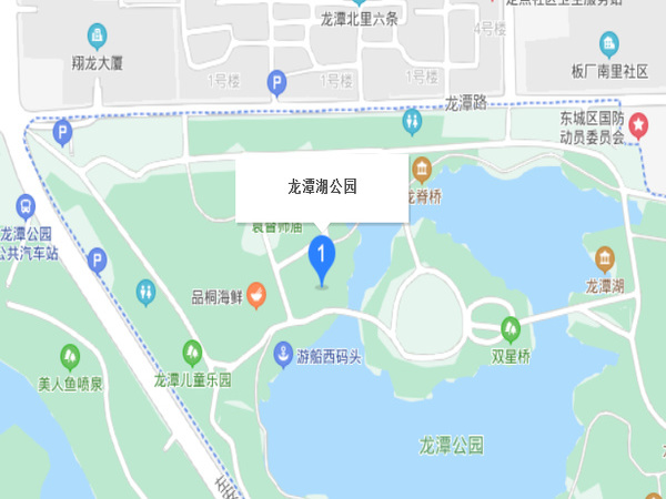 龍?zhí)逗?>龍?zhí)逗?，位于北京市東城區(qū)外城東南隅，龍須溝流經(jīng)此地，故命名為“龍?zhí)逗?rdquo;。為古高梁河穿過的地區(qū)，屬海河流域北運河支流通惠河支流護城河水系。因明圍筑外城墻的窯坑積水形成，中華人民共和國建國后，疏挖成三處湖面，面積44.3萬多平方米，并于1980年代建成大型河湖公園（龍?zhí)逗珗@、北京游樂園、龍?zhí)段骱珗@）。也是南城雨水的調(diào)蓄湖泊</ul></div>
<div   id=